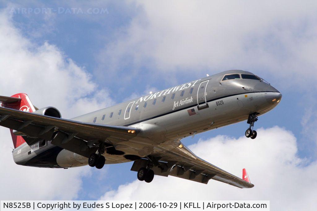 N8525B, 2001 Canadair CRJ-200LR (CL-600-2B19) C/N 7525, Landing at KFLL