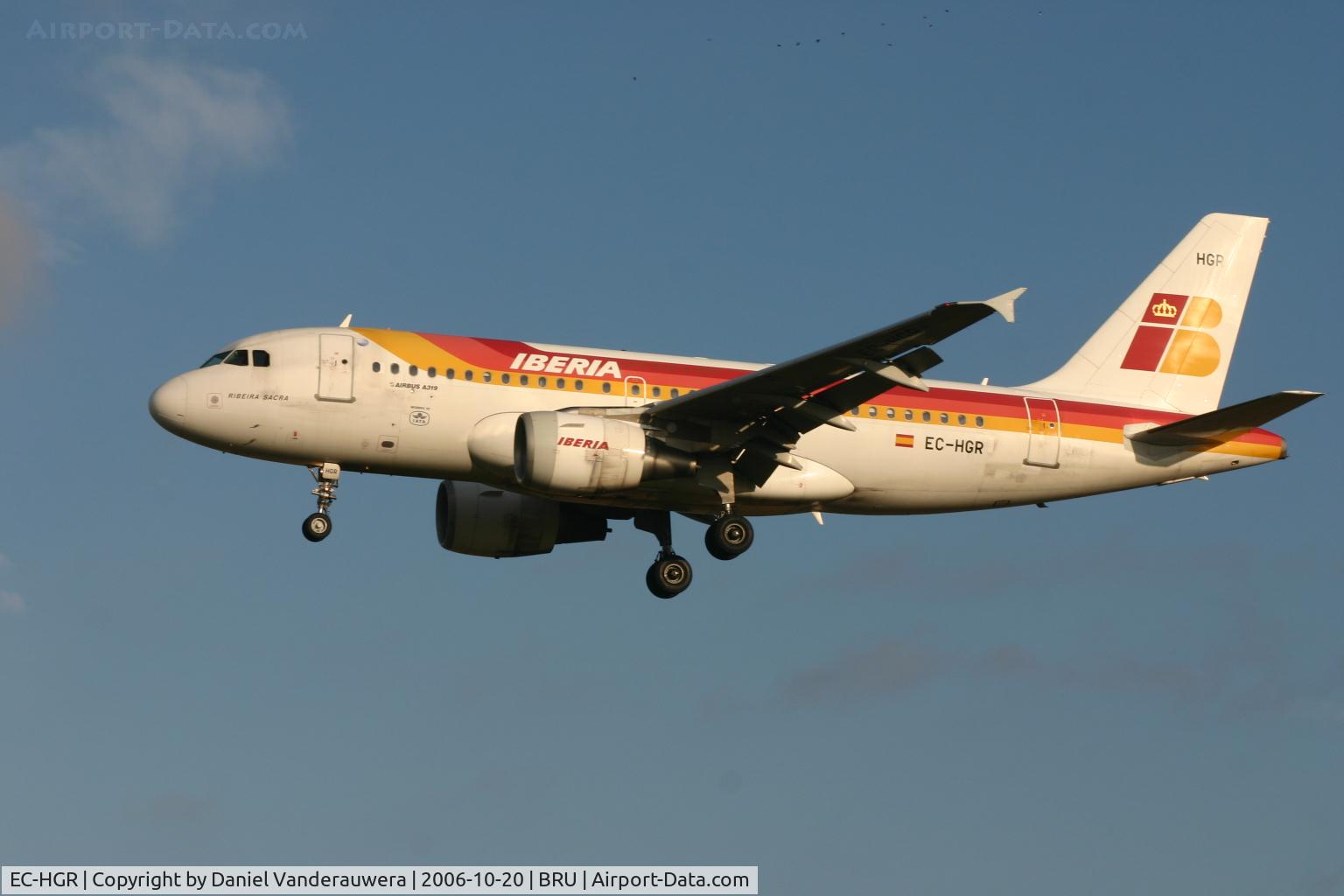 EC-HGR, 1999 Airbus A319-111 C/N 1154, shortly to land on 25L