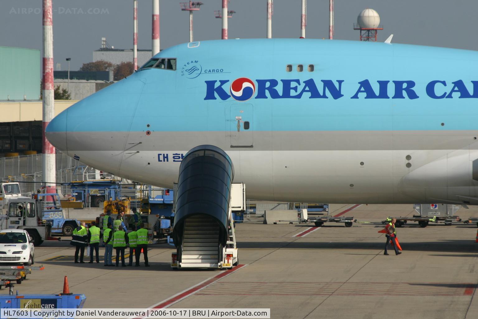 HL7603, 2005 Boeing 747-4B5F/ER/SCD C/N 34302, This cargo just stopped to be unloaded