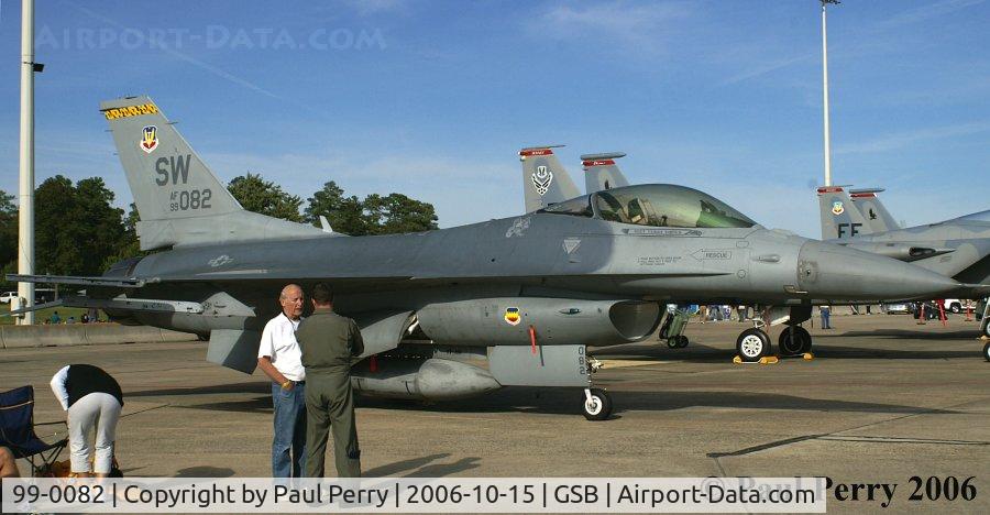 99-0082, 1999 Lockheed Martin F-16CJ Fighting Falcon C/N CC-217, Another Shaw Viper, with her driver talking to an admirer