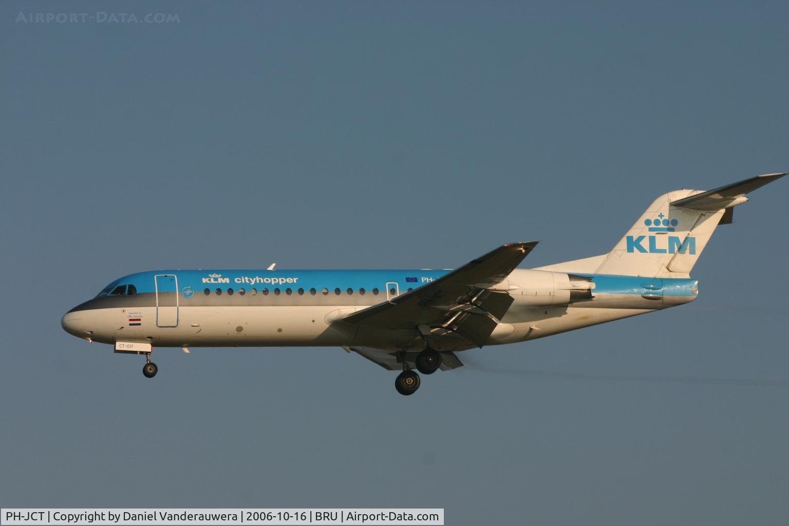 PH-JCT, 1995 Fokker 70 (F-28-0070) C/N 11537, arrival with a light fog