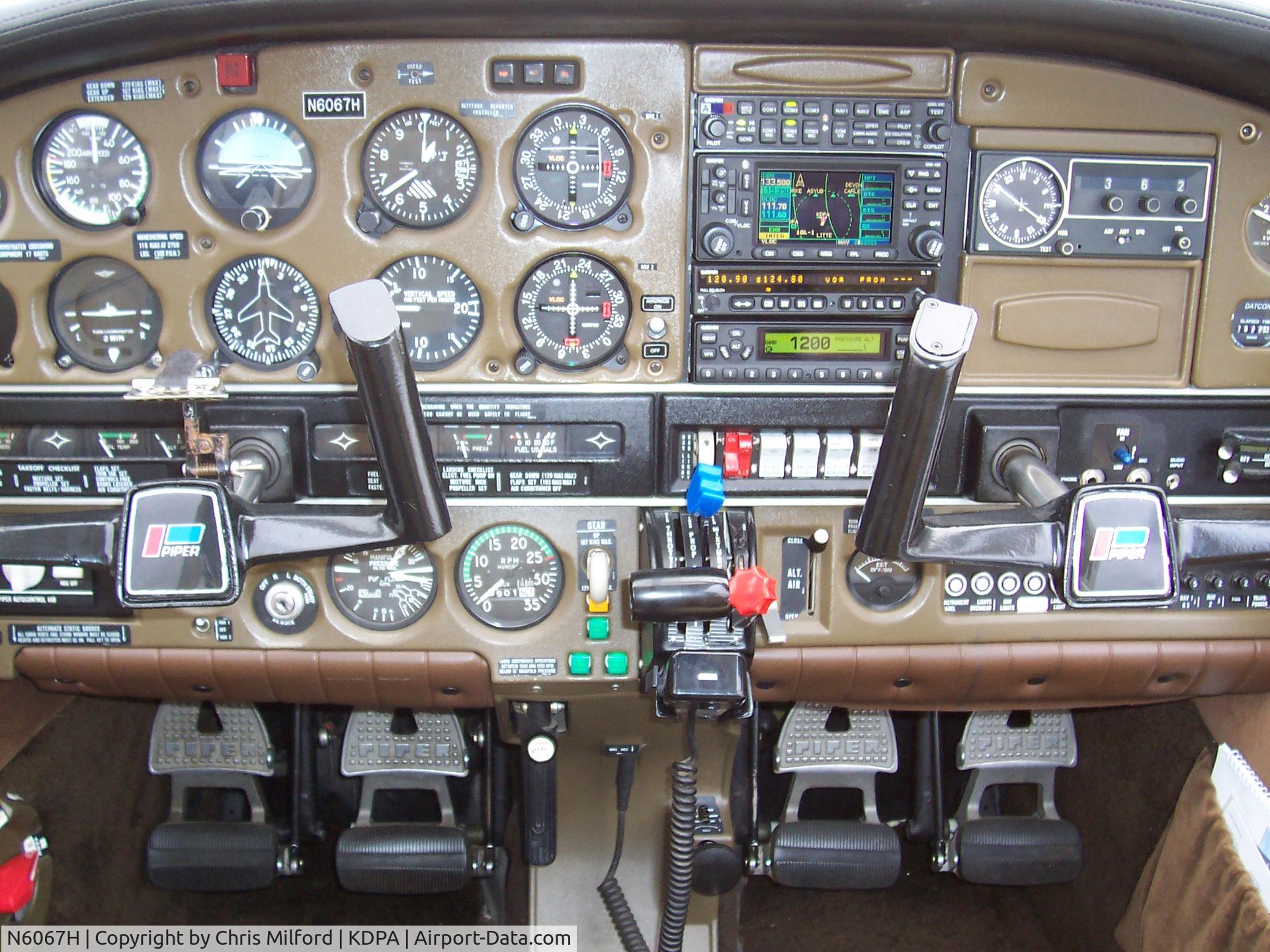 N6067H, 1977 Piper PA-28R-201 Cherokee Arrow III C/N 28R-7837050, N6067H Dashboard