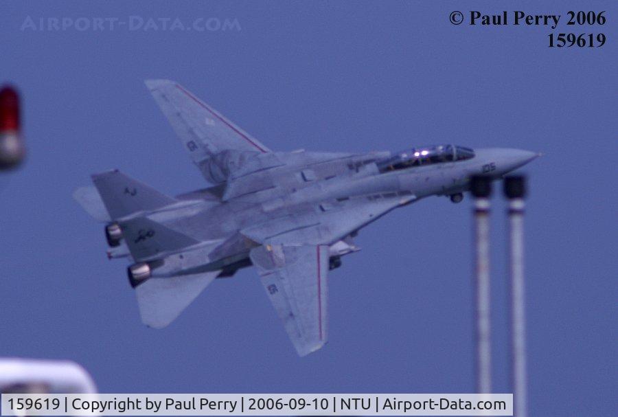 159619, Grumman F-14A Tomcat C/N 166, AJ-105 getting into some serious banking just after take-off