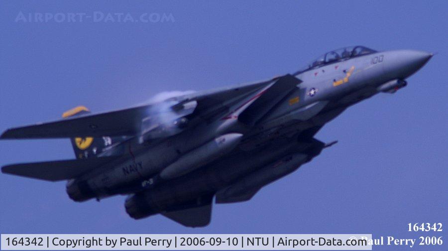 164342, Grumman F-14D Tomcat C/N 617/D-22, A Tomcatter's showbird, getting some vapor on the gloves