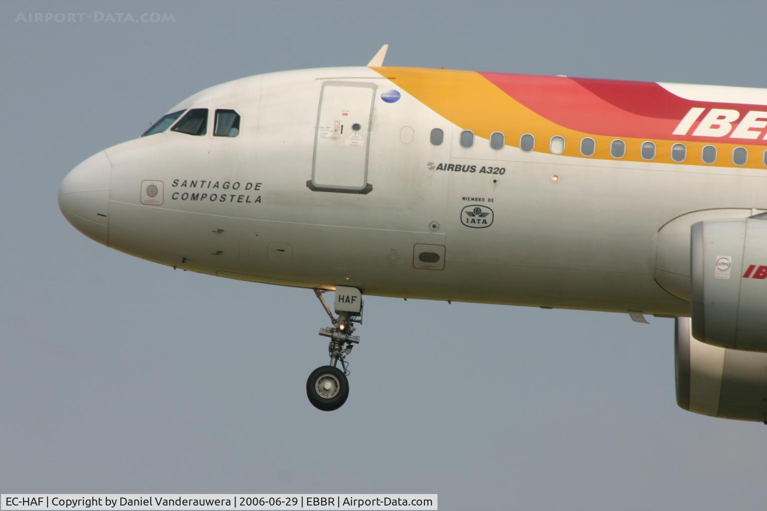 EC-HAF, 1999 Airbus A320-214 C/N 1047, descending to rwy 25L