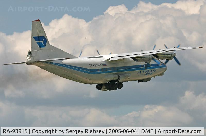 RA-93915, 1964 Antonov An-12B C/N 4342103, Take off from DME