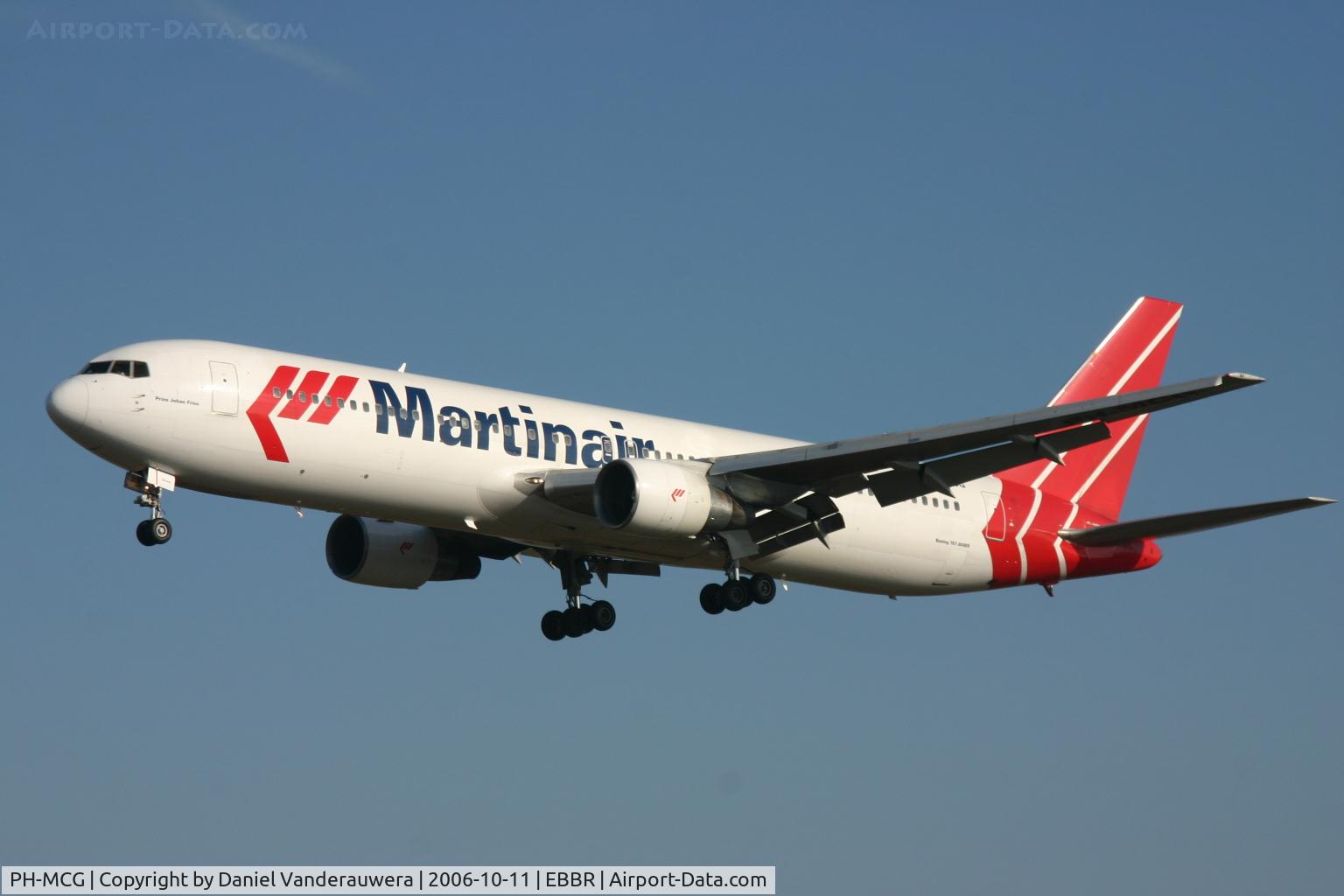 PH-MCG, 1989 Boeing 767-31A C/N 24428, descending to rwy 25L