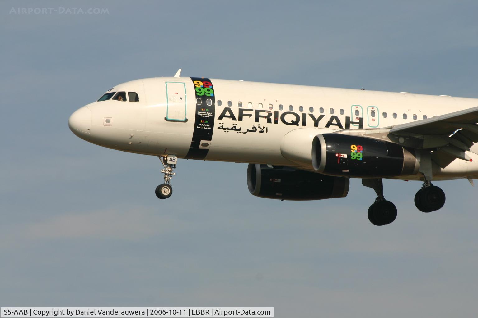 S5-AAB, 1990 Airbus A320-231 C/N 0113, descending to rwy 25L