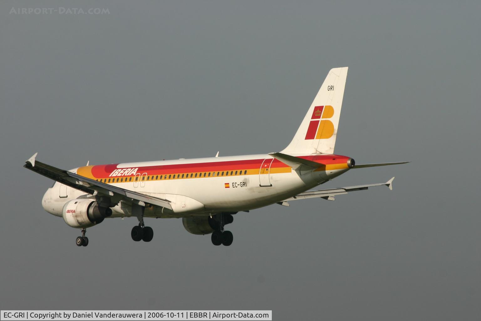 EC-GRI, 1991 Airbus A320-211 C/N 177, close to land on rwy 25L