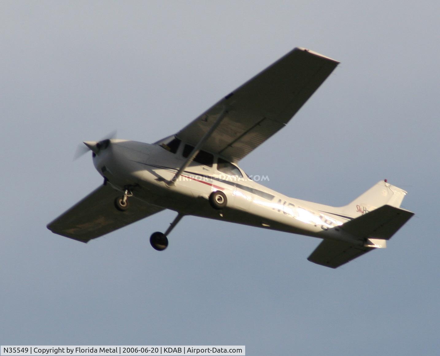 N35549, 2001 Cessna 172S C/N 172S8957, Taking off from Daytona