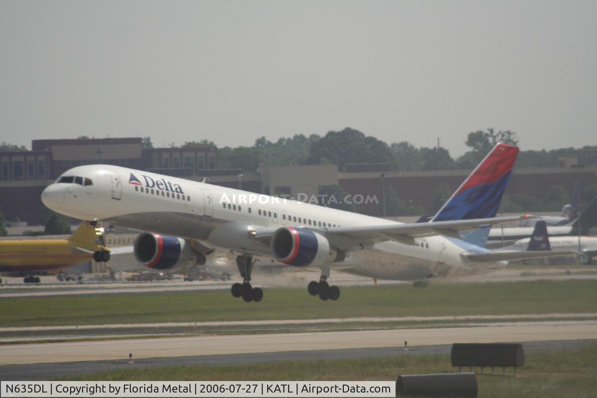 N635DL, 1988 Boeing 757-232 C/N 23762, Delta leaving Atlanta