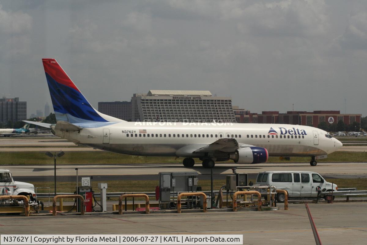 N3762Y, 2001 Boeing 737-832 C/N 30817, Getting ready to take off