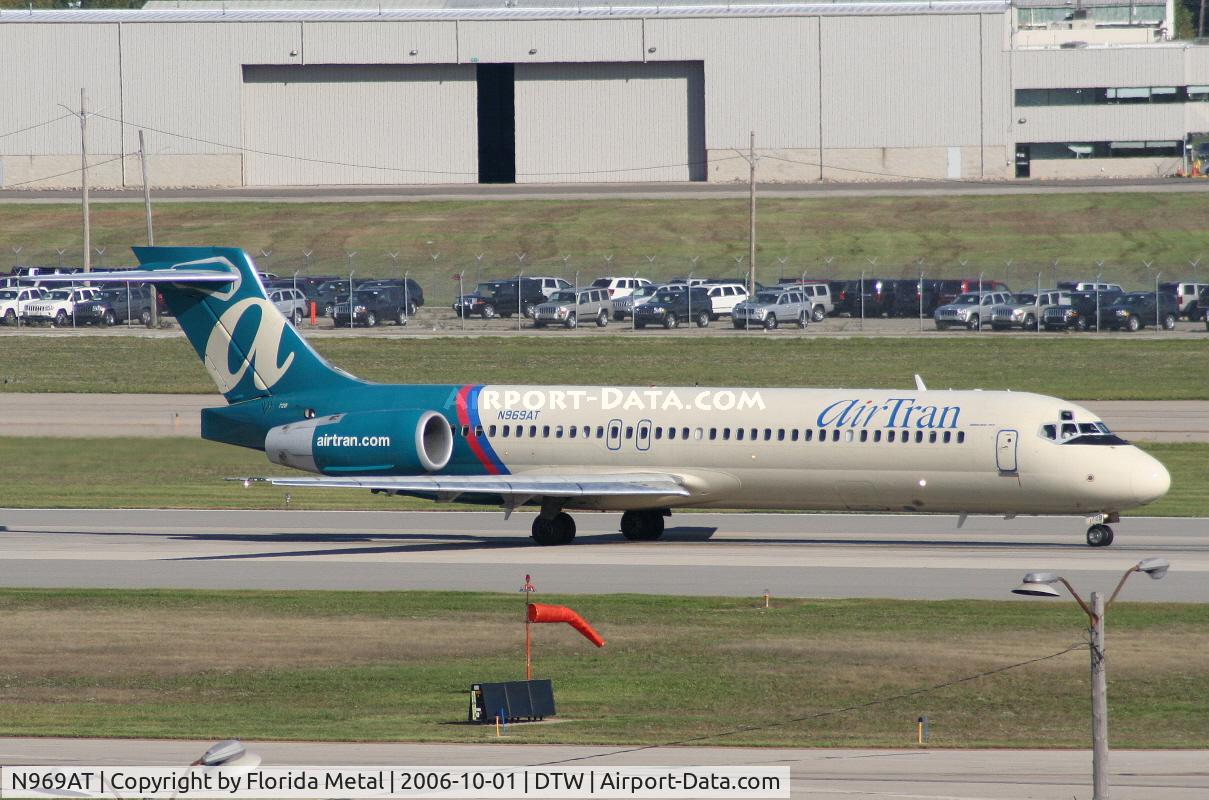 N969AT, 2001 Boeing 717-200 C/N 55030, Taking off