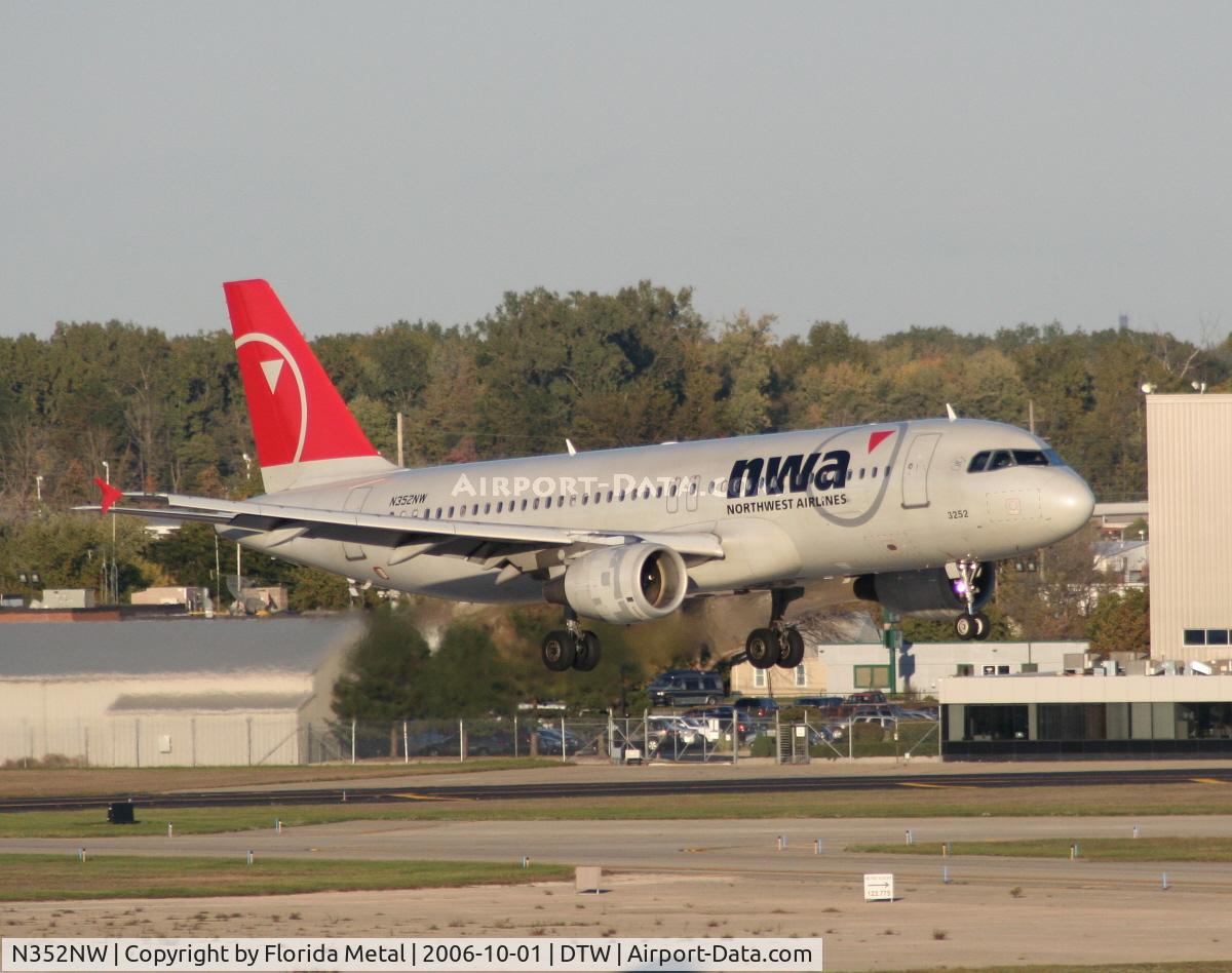N352NW, 1998 Airbus A320-212 C/N 778, landing