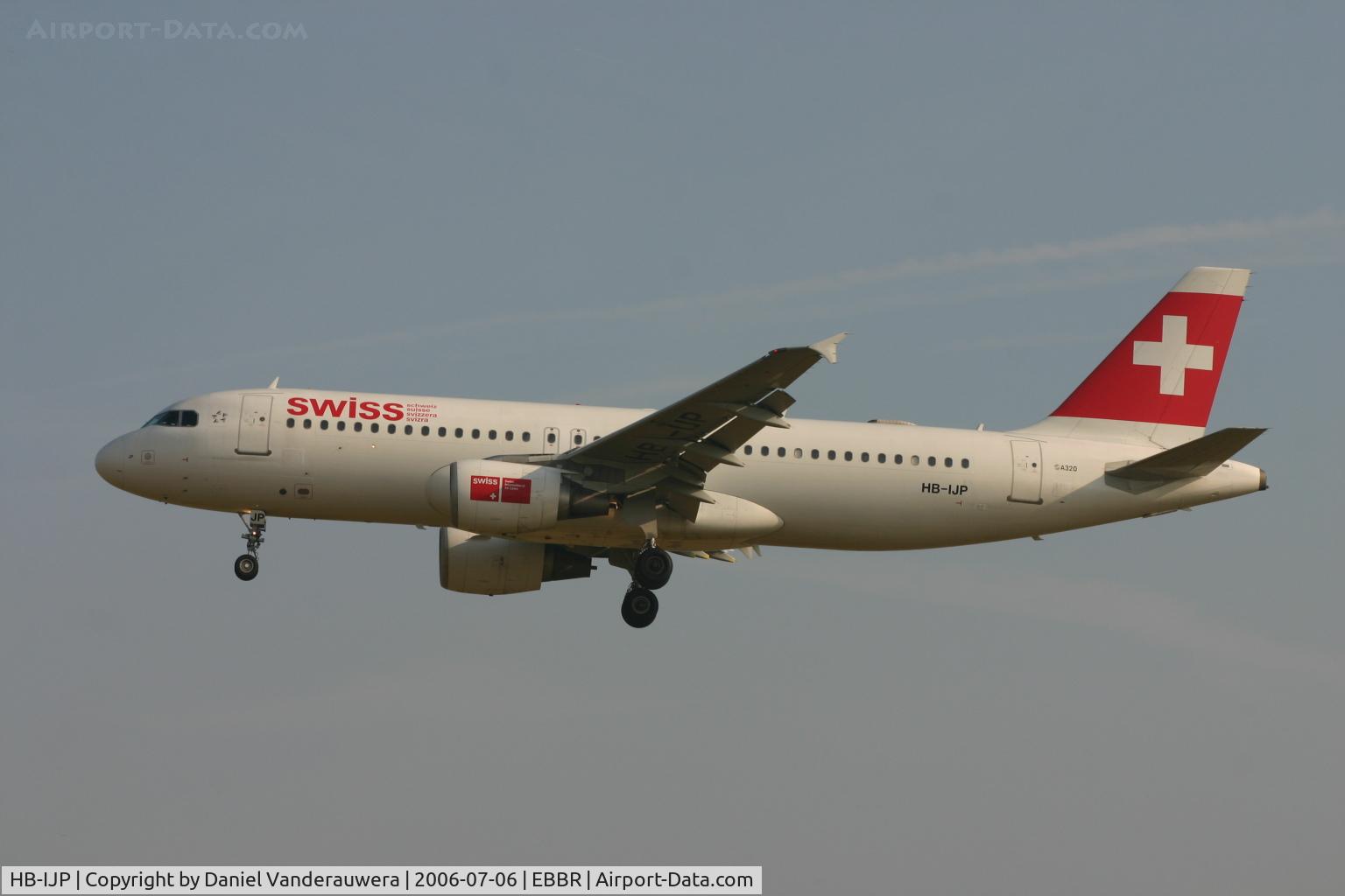 HB-IJP, 1997 Airbus A320-214 C/N 681, descending to rwy 25L