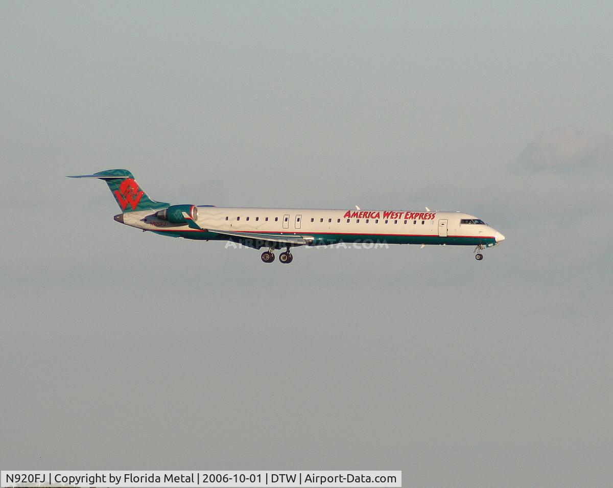 N920FJ, 2004 Bombardier CRJ-900ER (CL-600-2D24) C/N 15020, Landing on 21L
