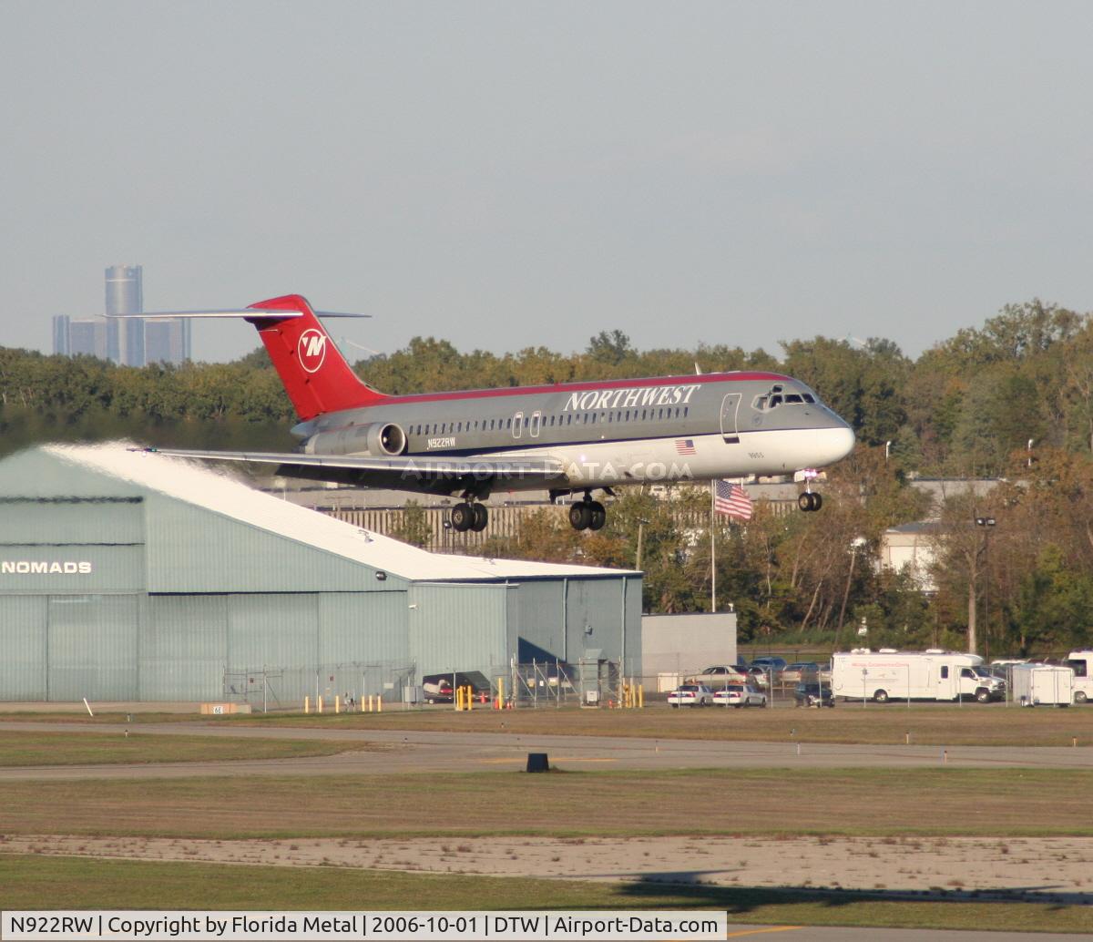 N922RW, 1968 Douglas DC-9-31 C/N 47182, With Ren Cen in background