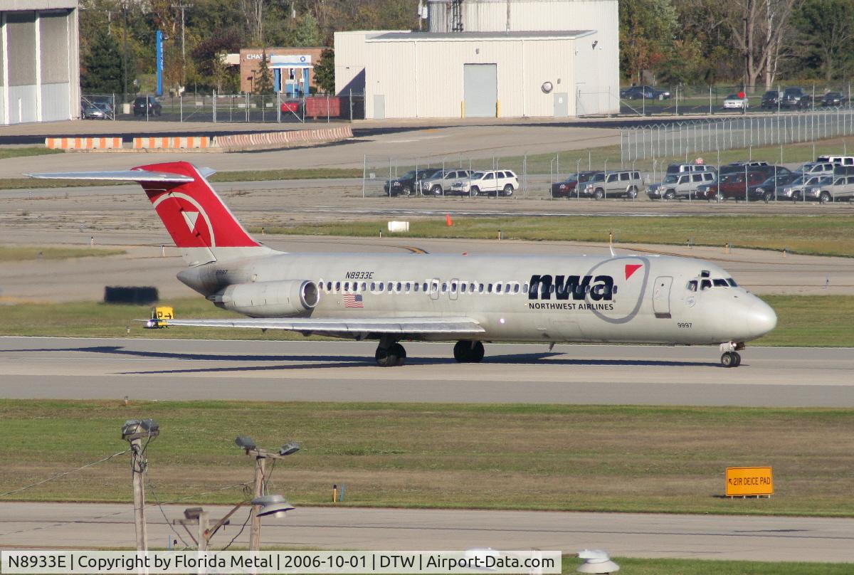 N8933E, 1967 Douglas DC-9-31 C/N 47142, New colors