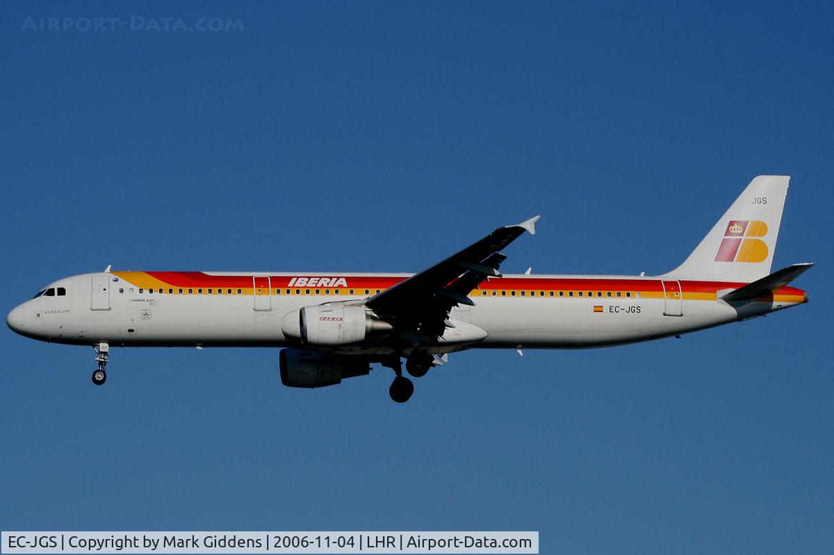EC-JGS, 2005 Airbus A321-211 C/N 2472, Iberia Airbus A321-211 about to land at Heathrow