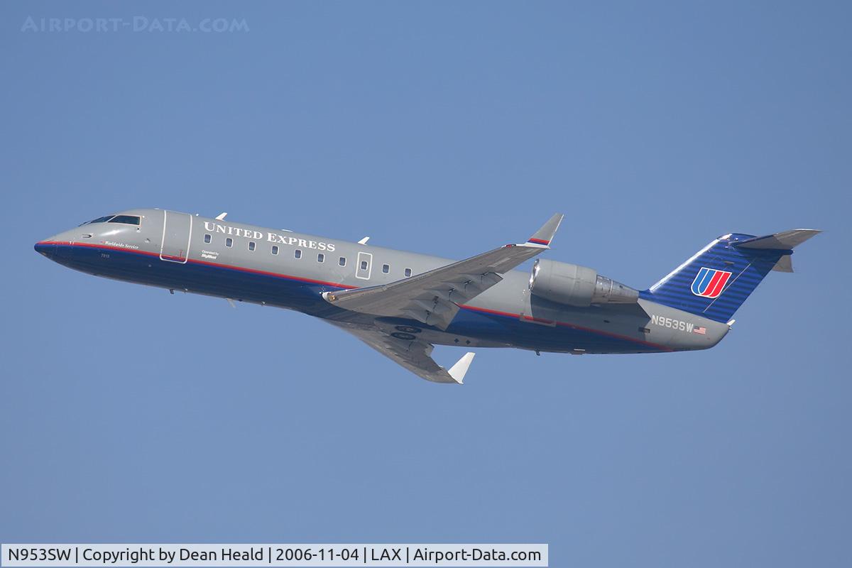 N953SW, 2003 Bombardier CRJ-200LR (CL-600-2B19) C/N 7813, United Express operated by Sky West Airlines N953SW (FLT SKW6506) climbing out from RWY 25R enroute to Boise Air Terminal (KBOI).