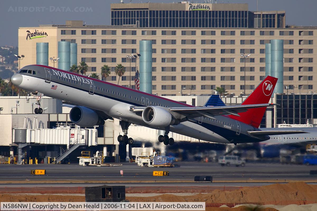 N586NW, 2002 Boeing 757-351 C/N 32987, Northwest Airlines N586NW (FLT NWA91) climbing out from RWY 25R enroute to Honolulu Int'l (PHNL).