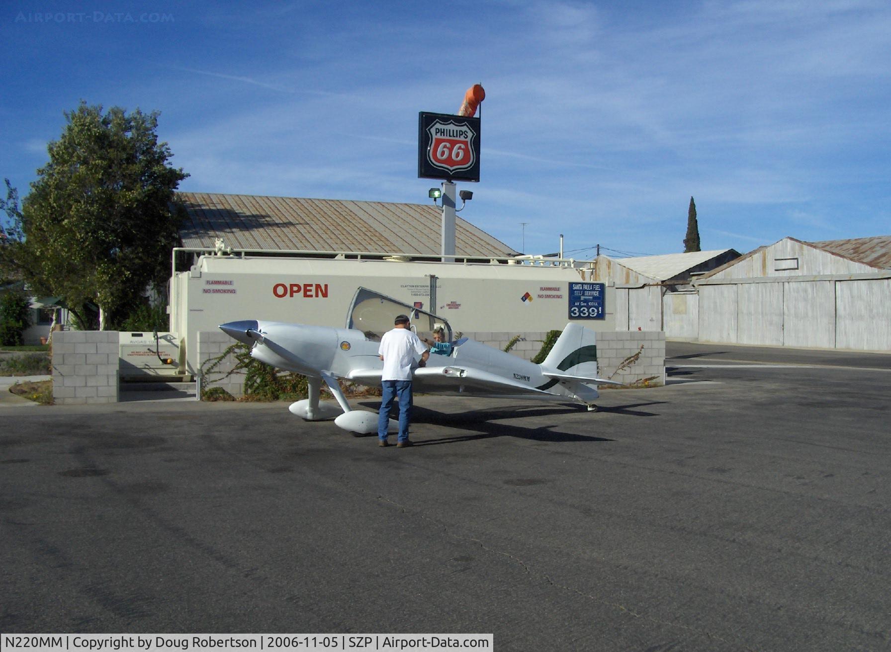 N220MM, 2001 Harmon Rocket II C/N 279, 2001 Hogan HARMON ROCKET II, Lycoming IO-540 250 Hp, refueling