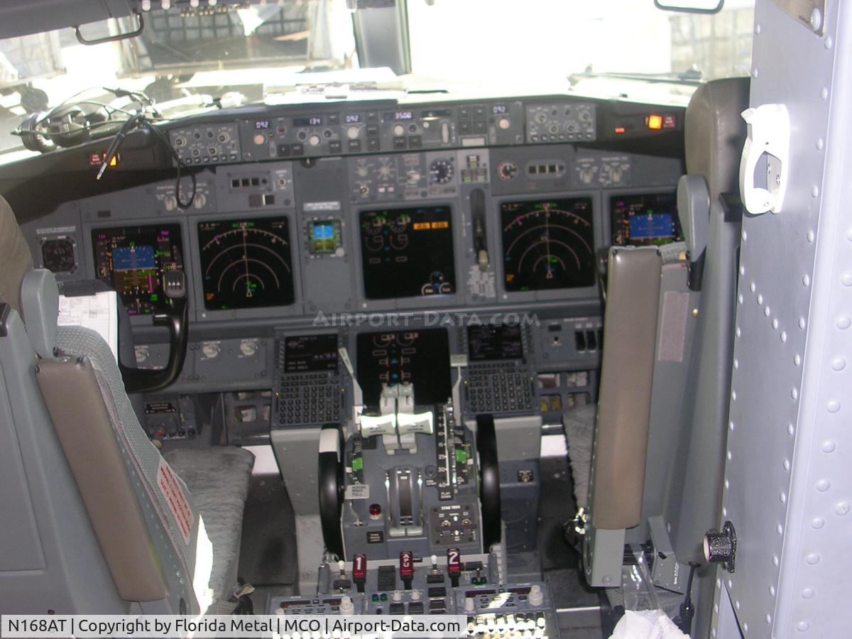 N168AT, 2004 Boeing 737-76N C/N 32653, cockpit