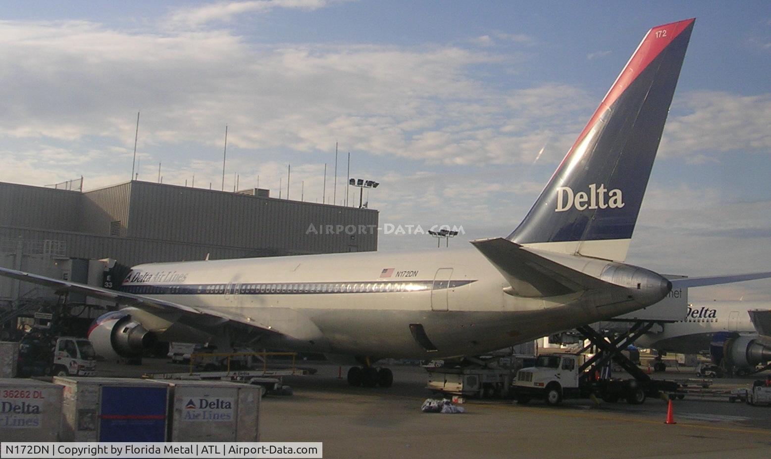 N172DN, 1990 Boeing 767-332 C/N 24775, At domestic gate