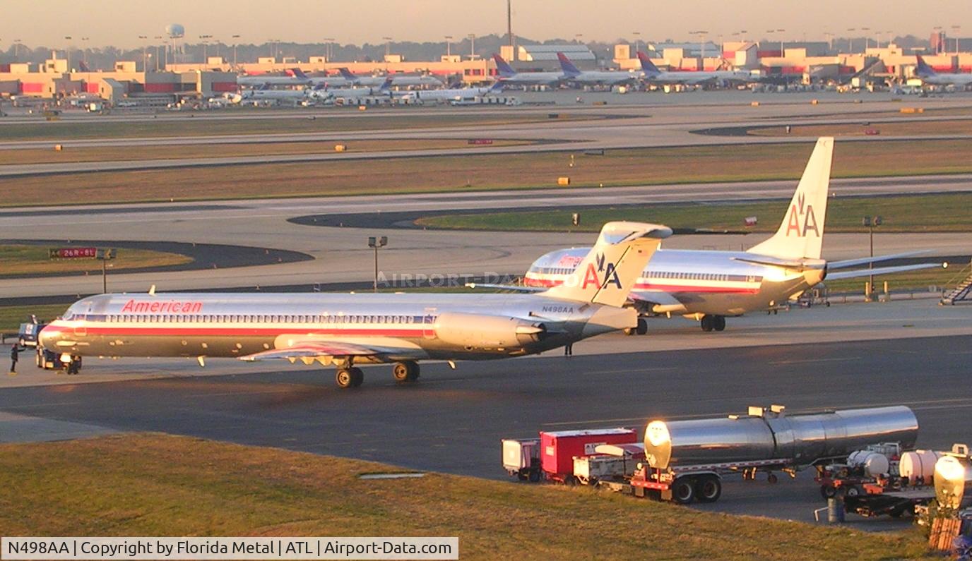 N498AA, 1989 McDonnell Douglas MD-82 (DC-9-82) C/N 49736, In parking area
