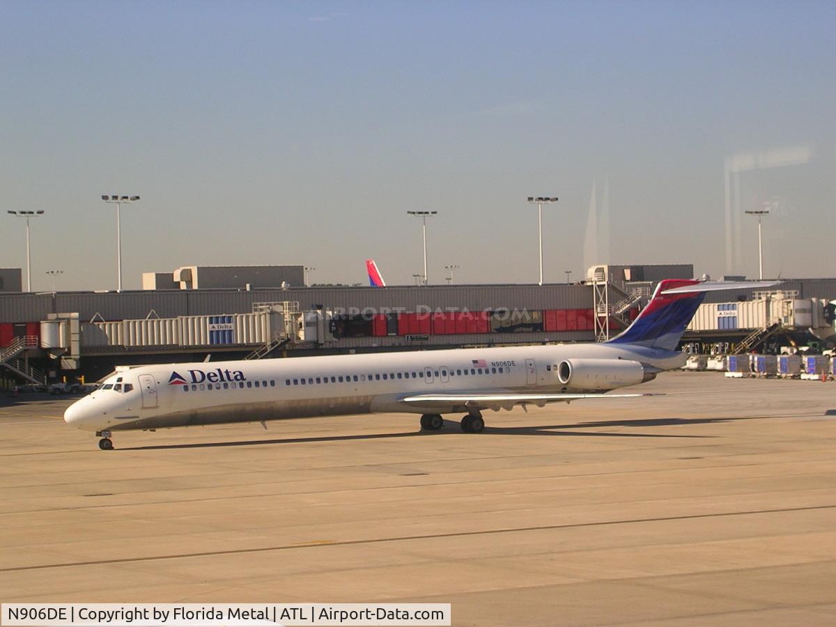 N906DE, 1992 McDonnell Douglas MD-88 C/N 53415, between B and C