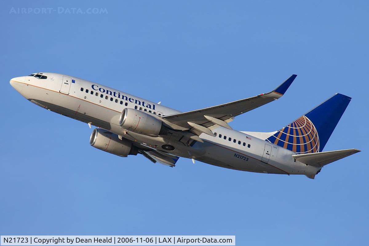 N21723, 1999 Boeing 737-724 C/N 28790, Continental Airlines N21723 (FLT COA514) climbing out from RWY 25R enroute to Cleveland Hopkins Int'l (KCLE).