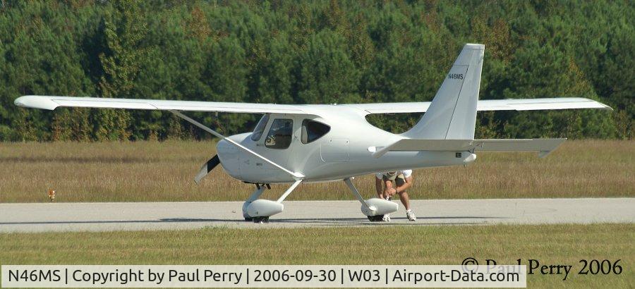 N46MS, Stoddard-Hamilton Glastar C/N 5216, Looks like a tire check during the preflight