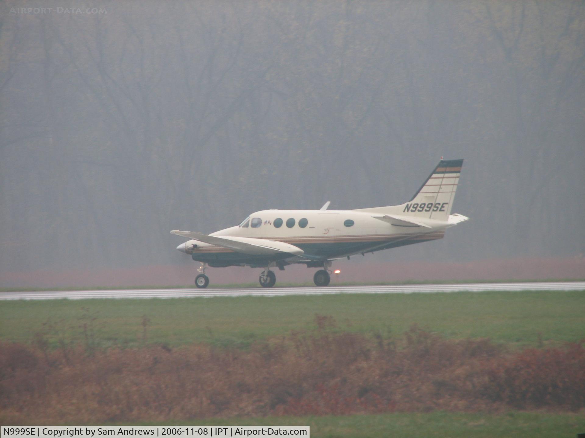 N999SE, Beech E-90 King Air C/N LW-344, Starting the takeoff run going to Teterboro.