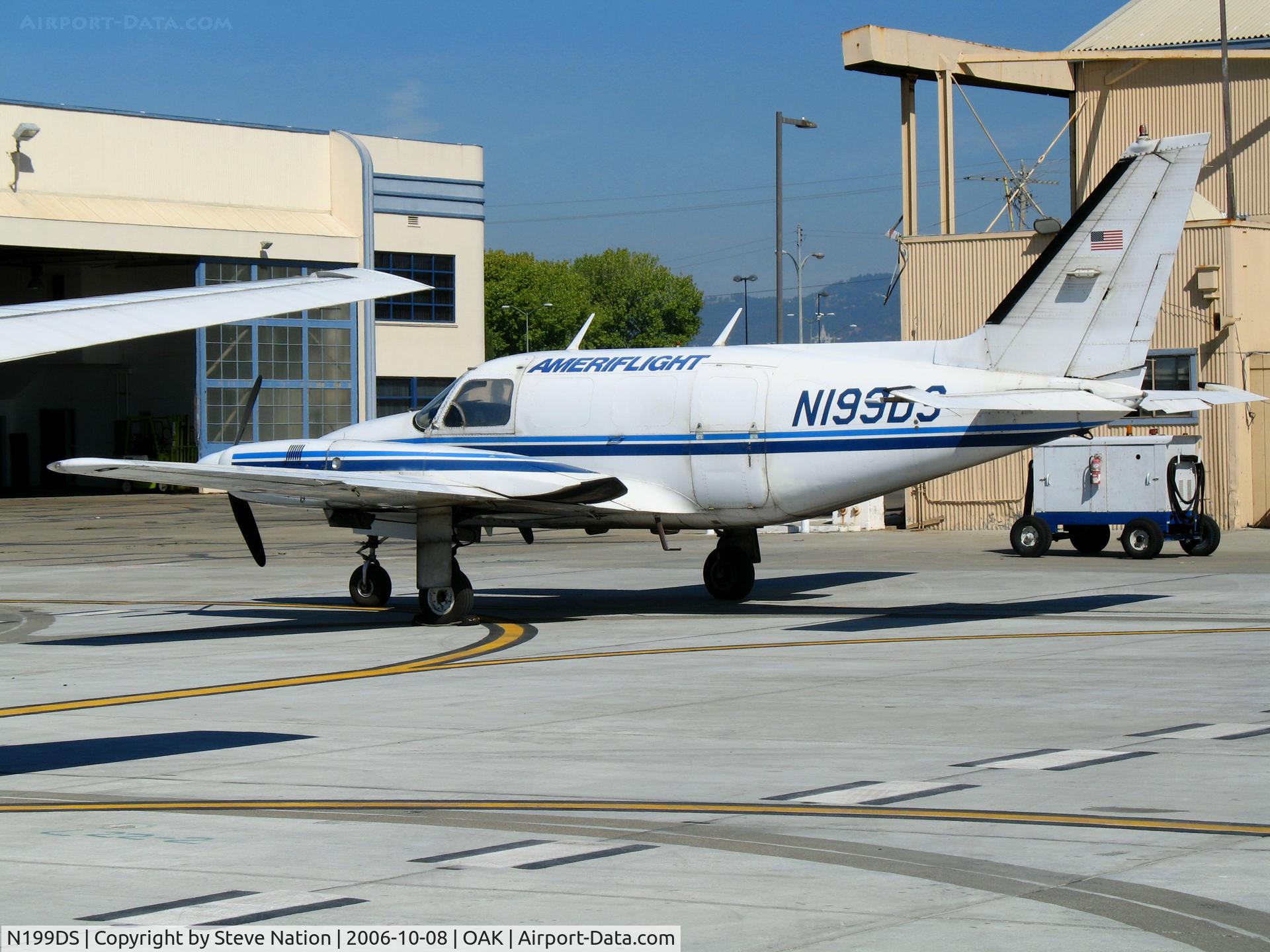 N199DS, 1973 Piper PA-31-310 Navajo C/N 31-7400980, Ameriflight 1979 Piper PA-31-310 @ Oakland International Airport, CA