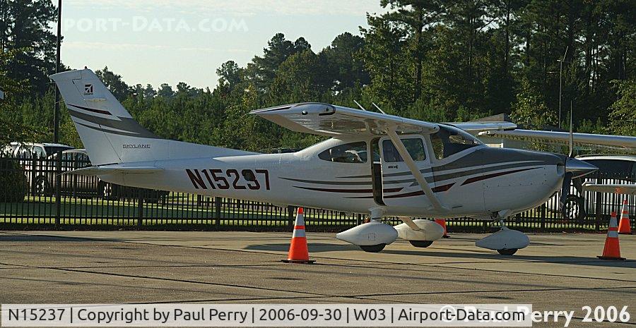N15237, 2005 Cessna 182T Skylane C/N 18281613, Another of the newer Cessnas showing off on the ramp