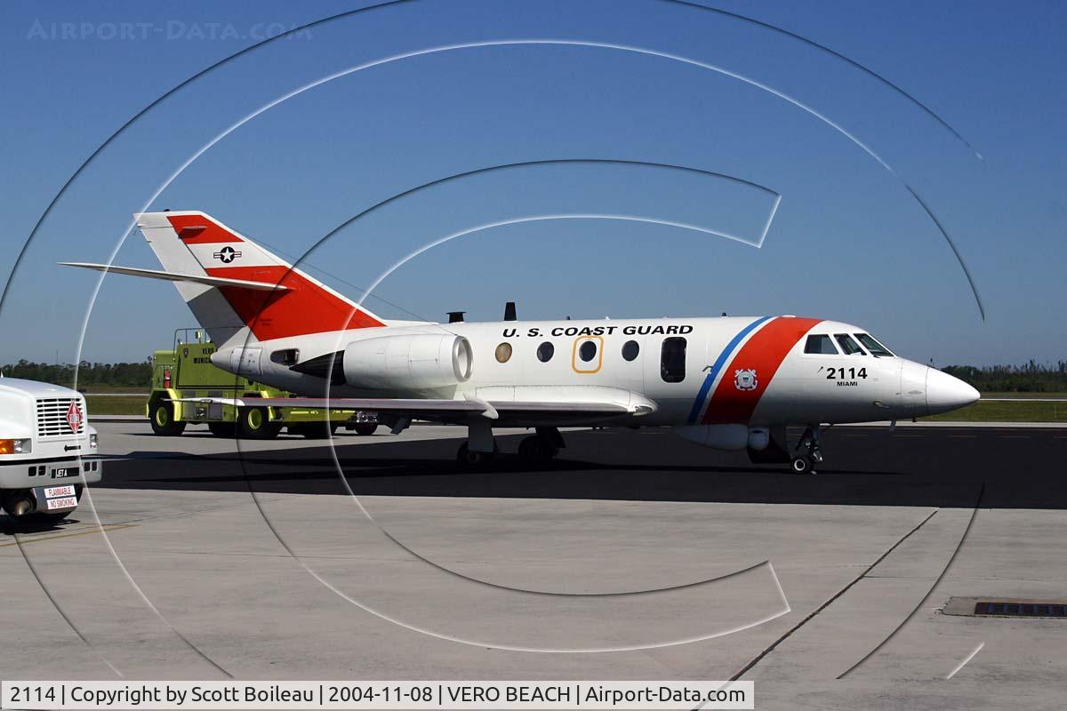 2114, Dassault HU-25A Guardian C/N 418, refuling Vero Beach