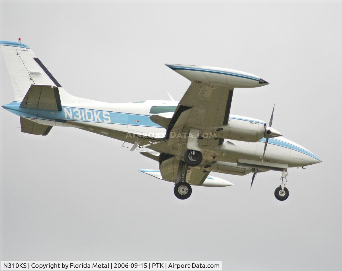 N310KS, 1979 Cessna 310R C/N 310R1501, landing
