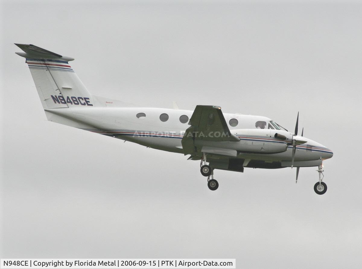 N948CE, 2000 Raytheon Aircraft Company B200 C/N BB-1736, landing