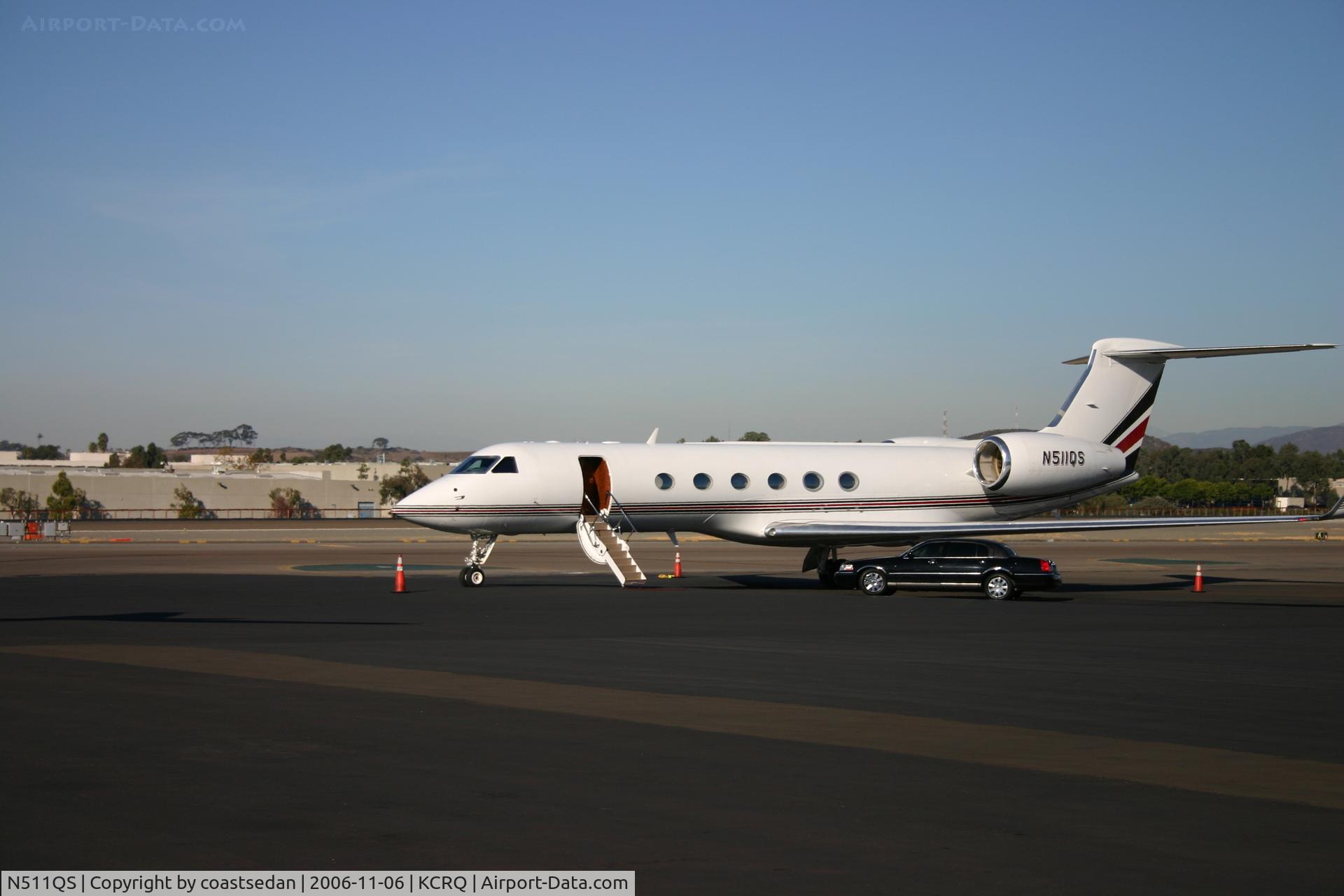 N511QS, 2001 Gulfstream Aerospace G-V C/N 647, Dropping off Lincoln towncar to Gulf stream V