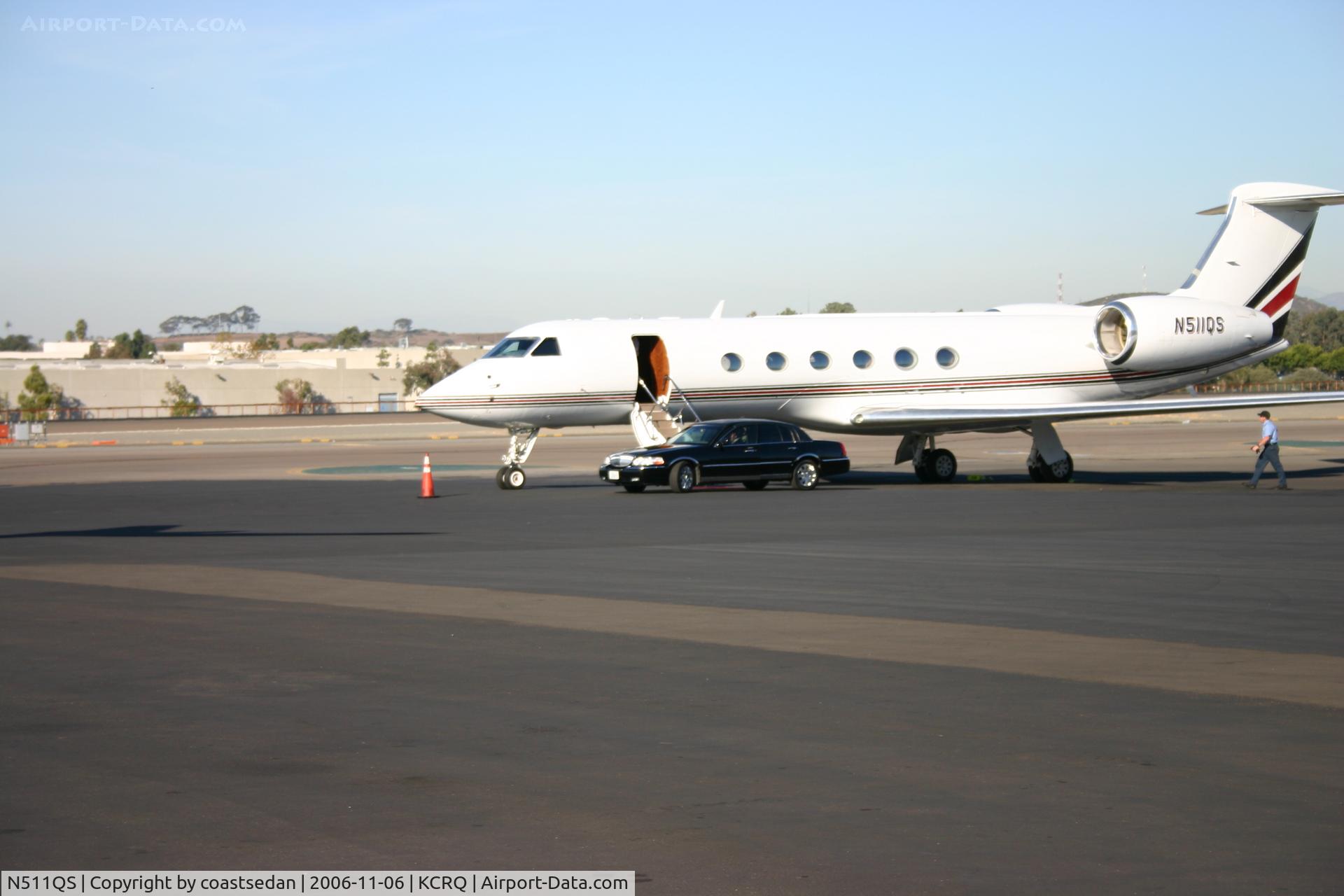 N511QS, 2001 Gulfstream Aerospace G-V C/N 647, Dropping off Lincoln towncar to Gulf stream V