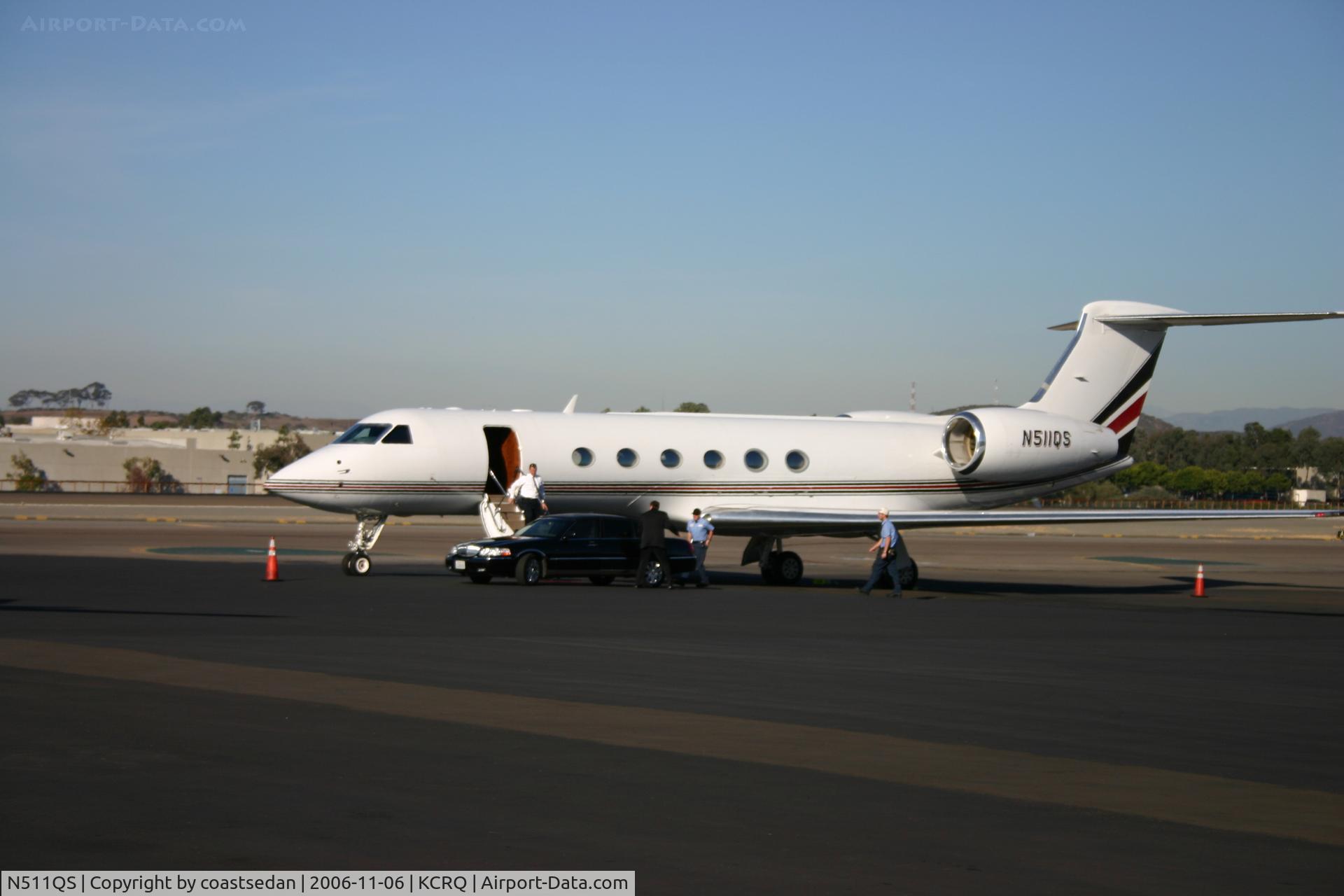 N511QS, 2001 Gulfstream Aerospace G-V C/N 647, Dropping off Lincoln towncar to Gulf stream V