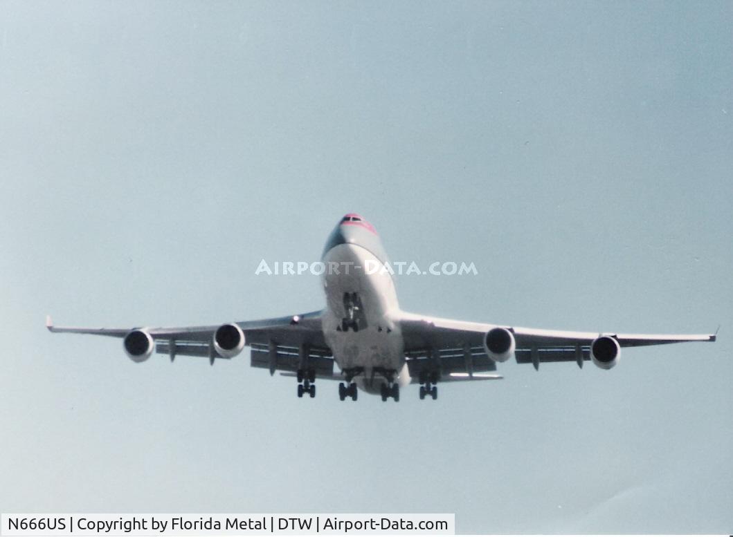 N666US, 1989 Boeing 747-451 C/N 23821, Landing at DTW 1992