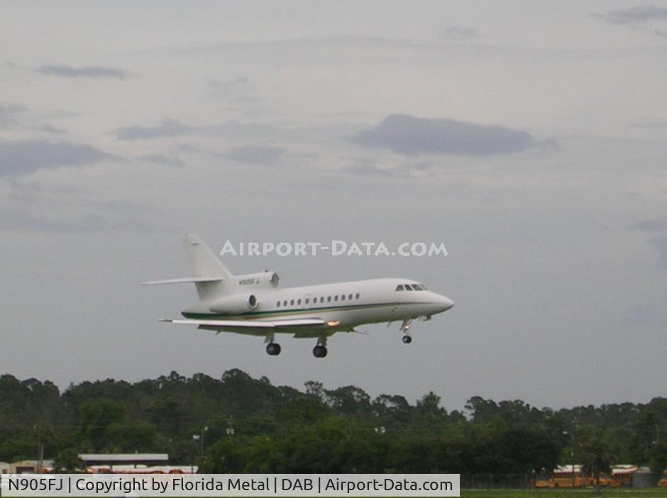 N905FJ, 1986 Dassault Falcon 900 C/N 5, coming in for Pepsi 400