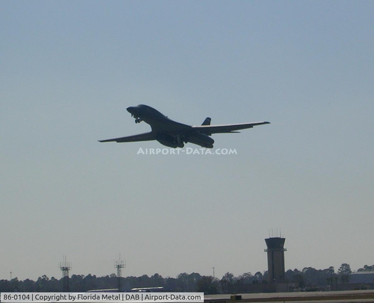 86-0104, 1986 Rockwell B-1B Lancer C/N 64, B-1 leaving Daytona