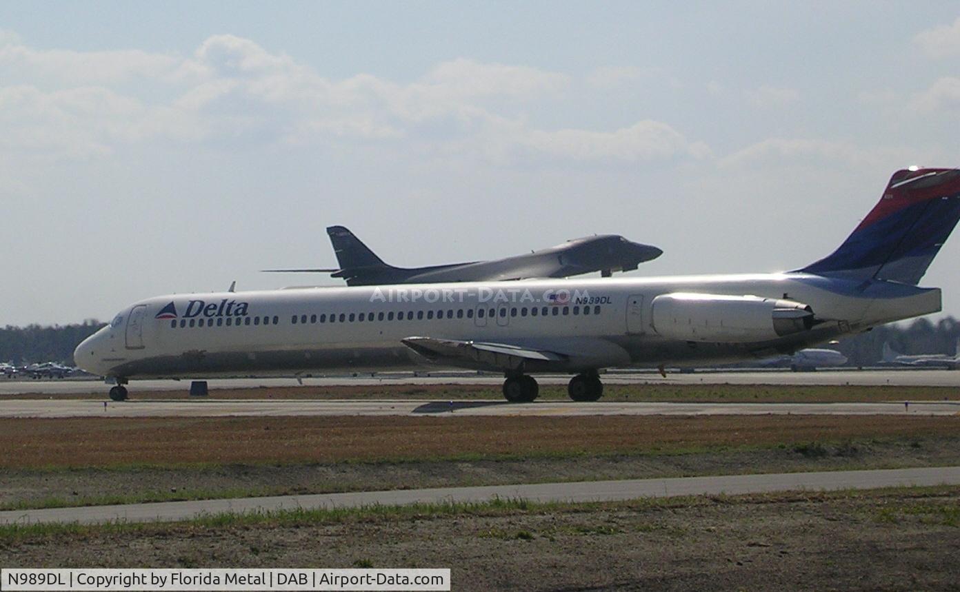 N989DL, 1991 McDonnell Douglas MD-88 C/N 53341, Delta holds for B-1