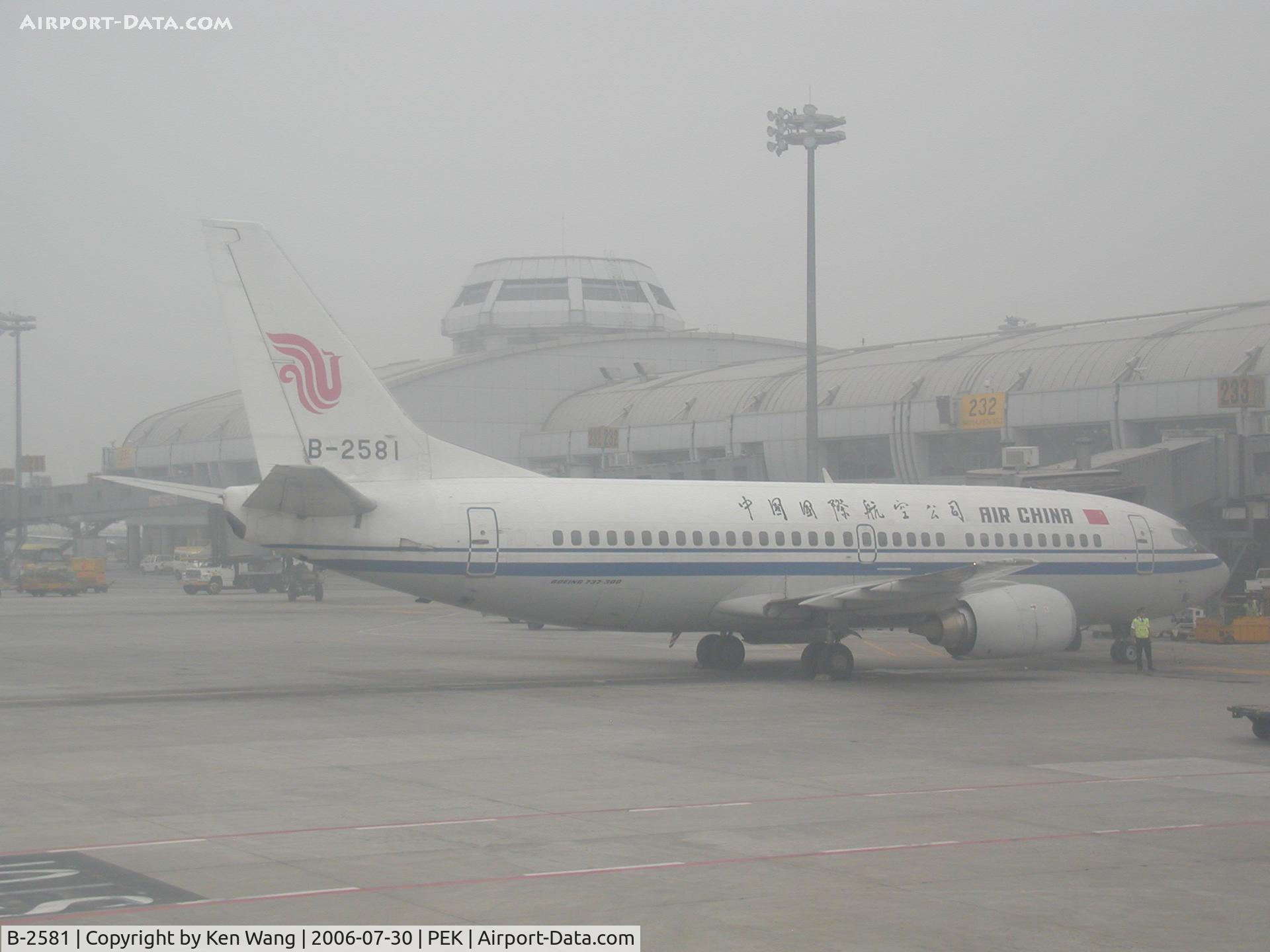 B-2581, 1992 Boeing 737-3J6 C/N 25081, A foggy day at Beijing Capital International Airport (PEK) China