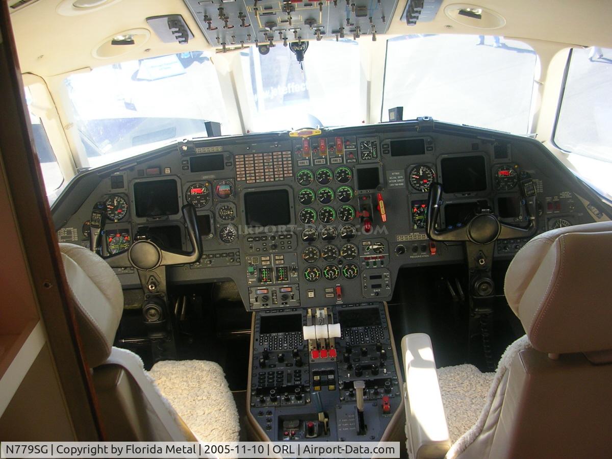 N779SG, 1988 Dassault-Breguet Falcon (Mystere) 900 C/N 46, Falcon 900 cockpit
