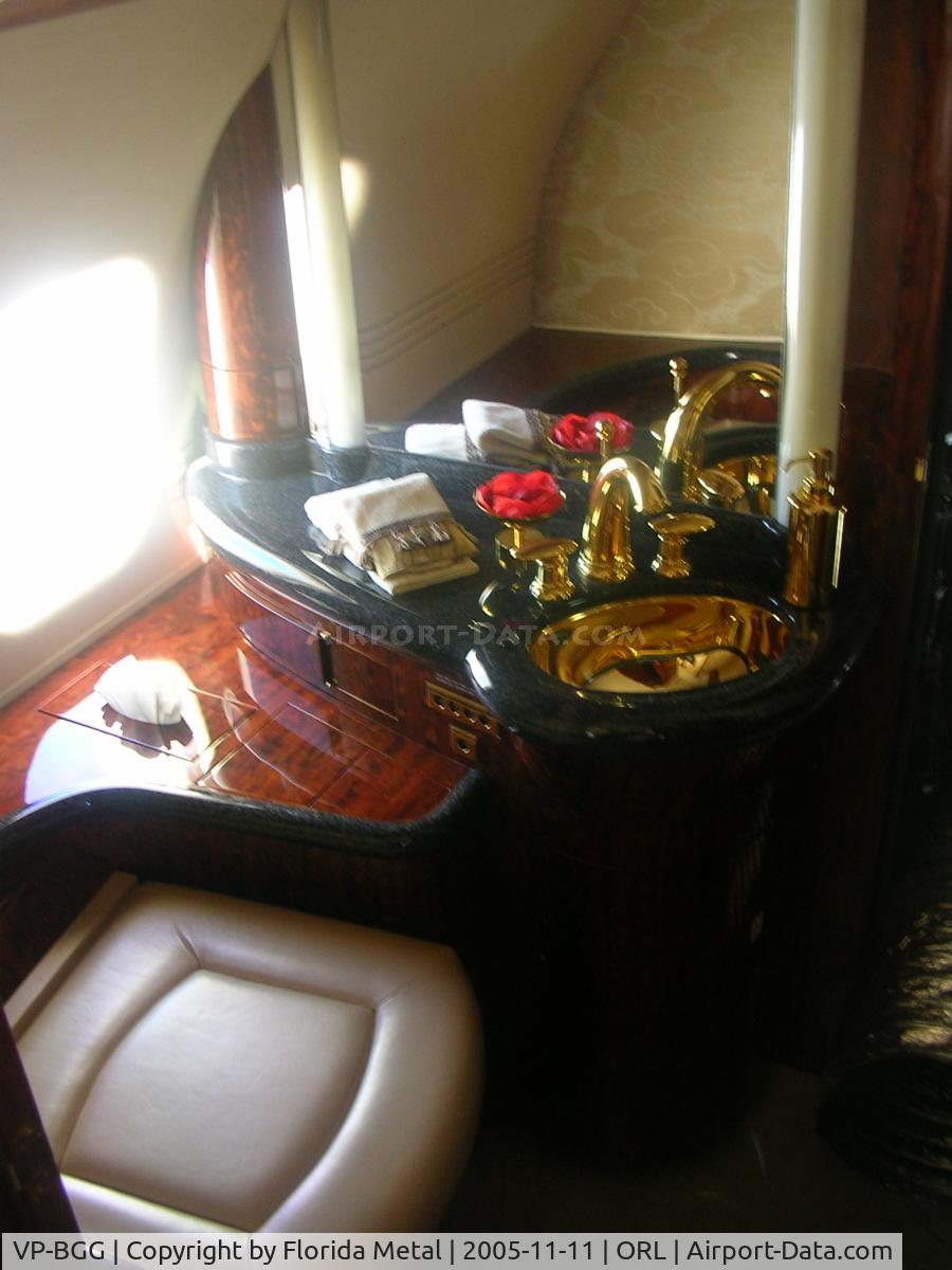 VP-BGG, 1999 Bombardier BD-700-1A10 Global Express C/N 9018, Global Express bathroom