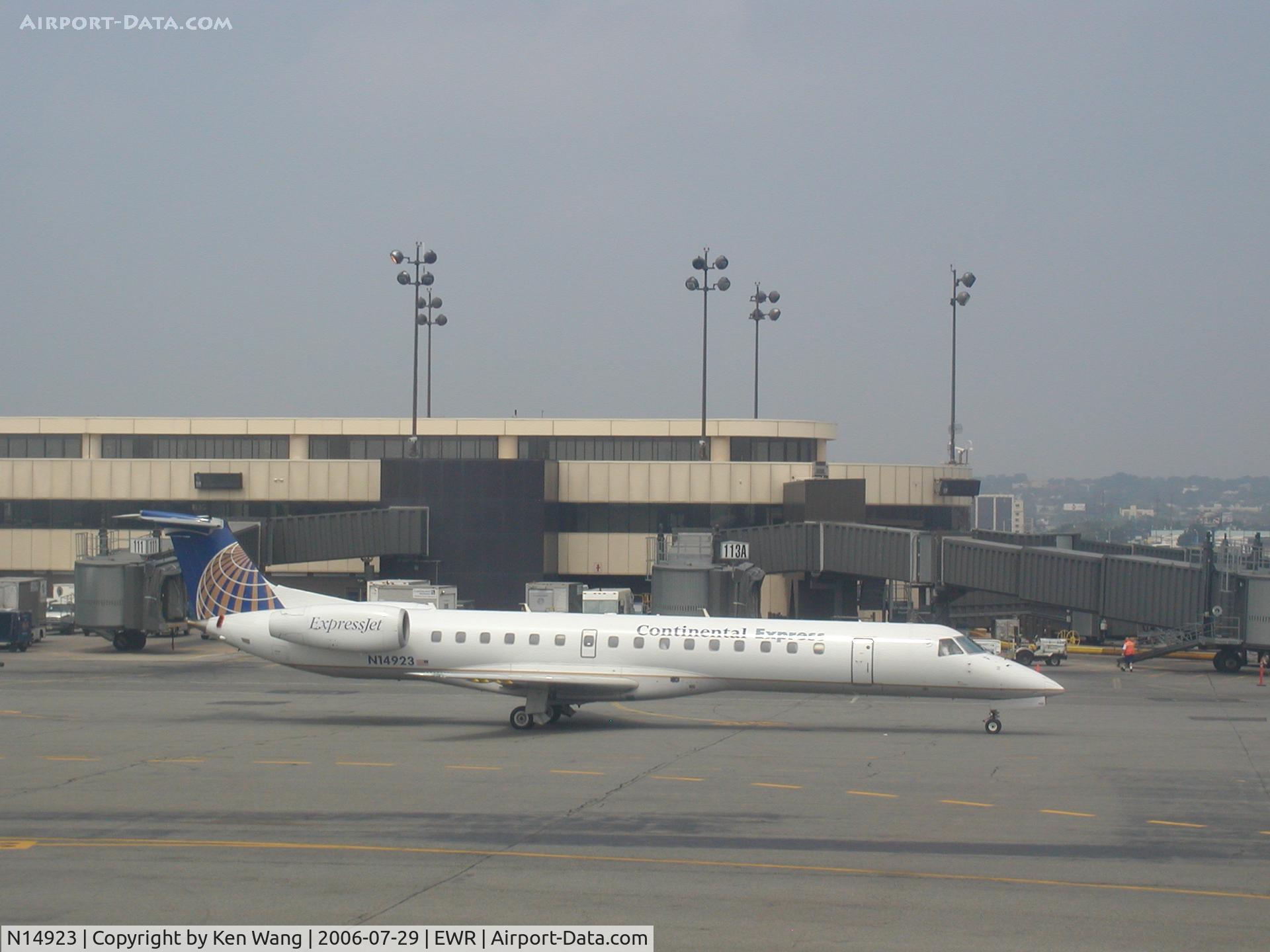 N14923, 2000 Embraer ERJ-145LR (EMB-145LR) C/N 145318, Continental Express EMB-145 taxiing out