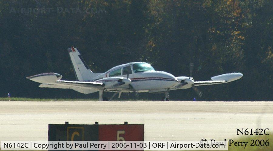 N6142C, 1978 Cessna 310R C/N 310R1300, Cessna 310 headed for RWY 5 to hold for traffic